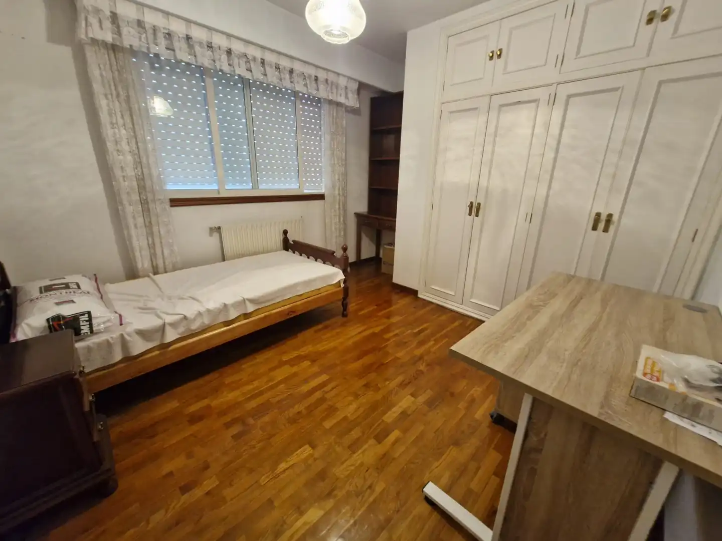 Dormitori de Pis de lloguer en Ourense Capital  amb Calefacció, Parquet i Moblat