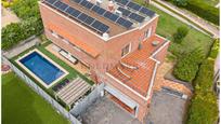 Vista exterior de Casa o xalet en venda en Sant Esteve Sesrovires amb Aire condicionat, Terrassa i Piscina