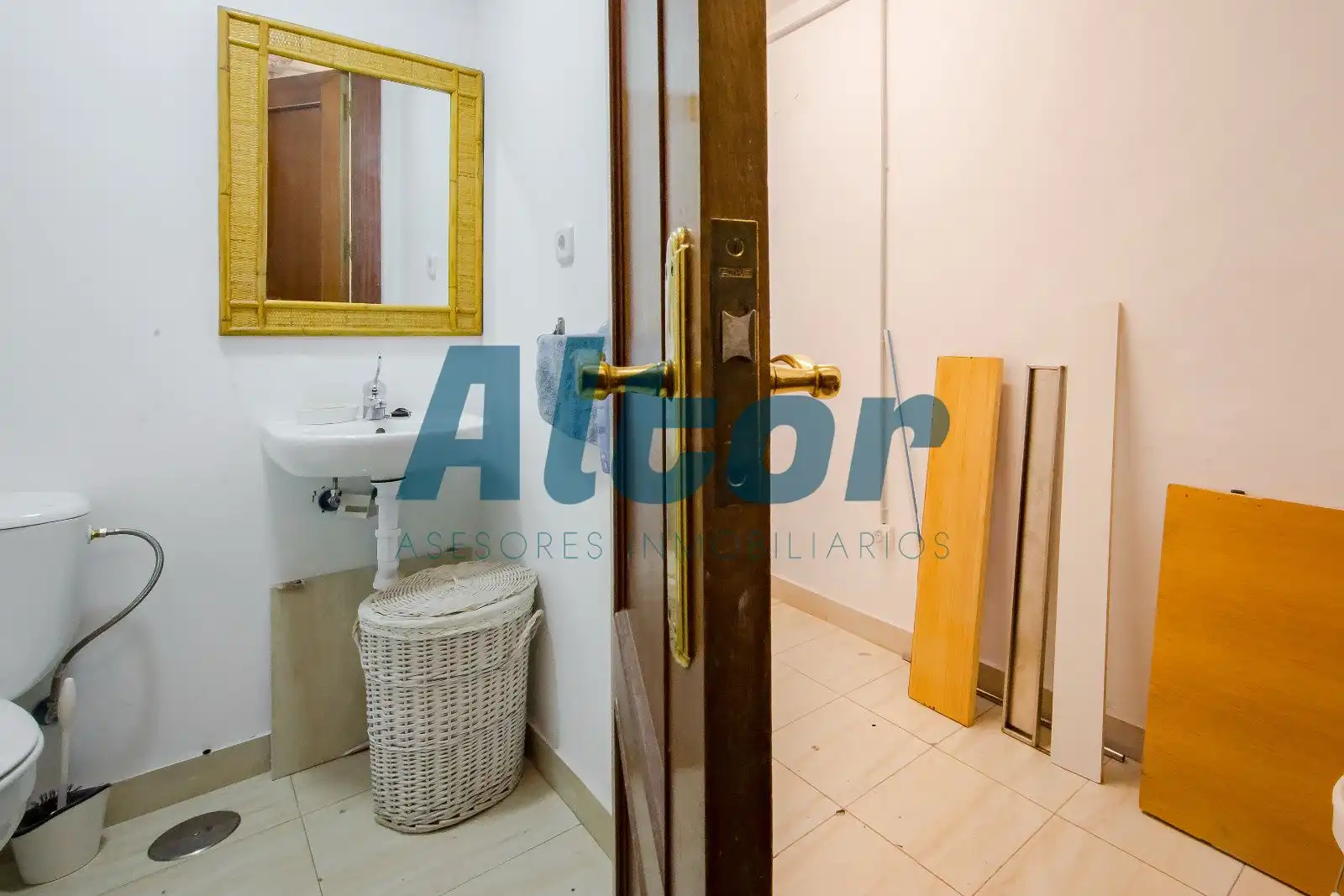 Bathroom of Commercial properties for sale in Madrid  with Air Conditioner