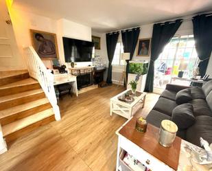 Sala d'estar de Casa o xalet en venda en Premià de Mar amb Calefacció, Jardí privat i Parquet