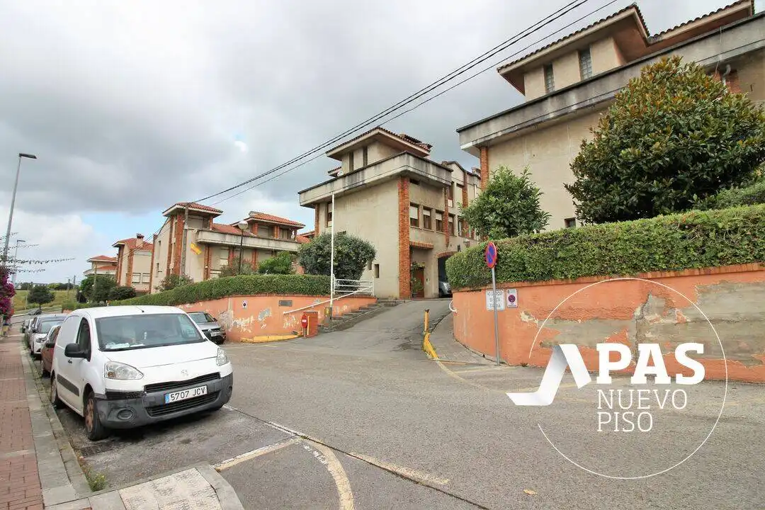 Aparcament de Casa adosada en venda en Santander amb Calefacció, Jardí privat i Terrassa