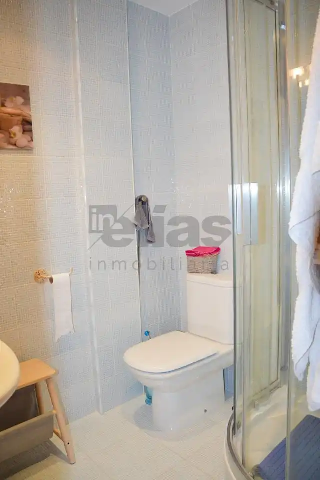 Baño de Piso de alquiler en Laxe con Amueblado y Balcón