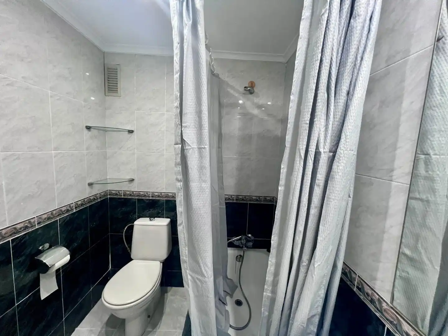 Bathroom of Flat for rent in Oviedo   with Heating and Furnished