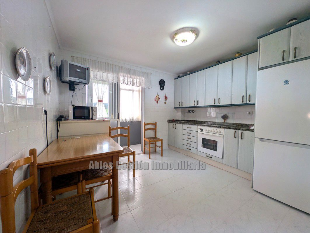 Cuina de Pis de lloguer en Avilés amb Calefacció, Terrassa i Moblat