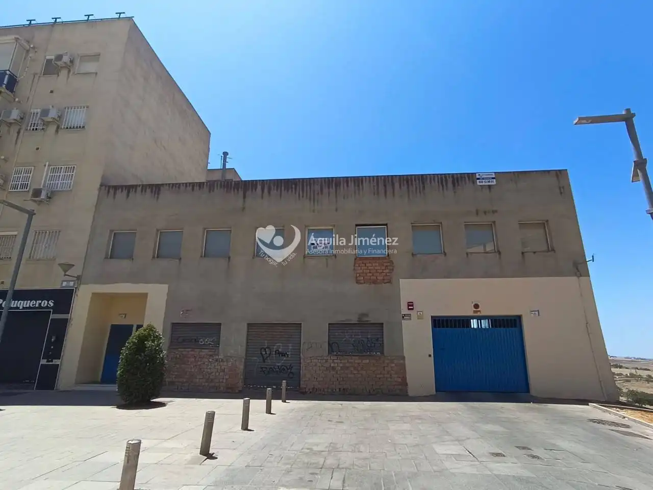 Vista exterior de Edifici en venda en Alcalá de Guadaira