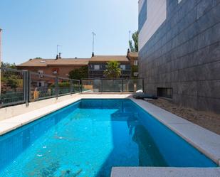 Swimming pool of Single-family semi-detached for sale in  Madrid Capital  with Air Conditioner, Private garden and Terrace