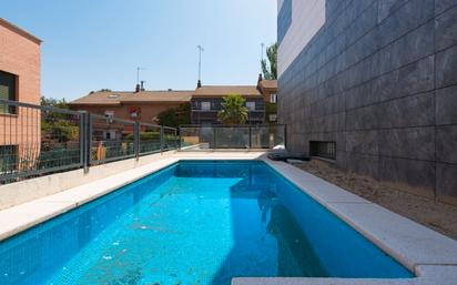 Swimming pool of Single-family semi-detached for sale in  Madrid Capital  with Air Conditioner, Terrace and Swimming Pool