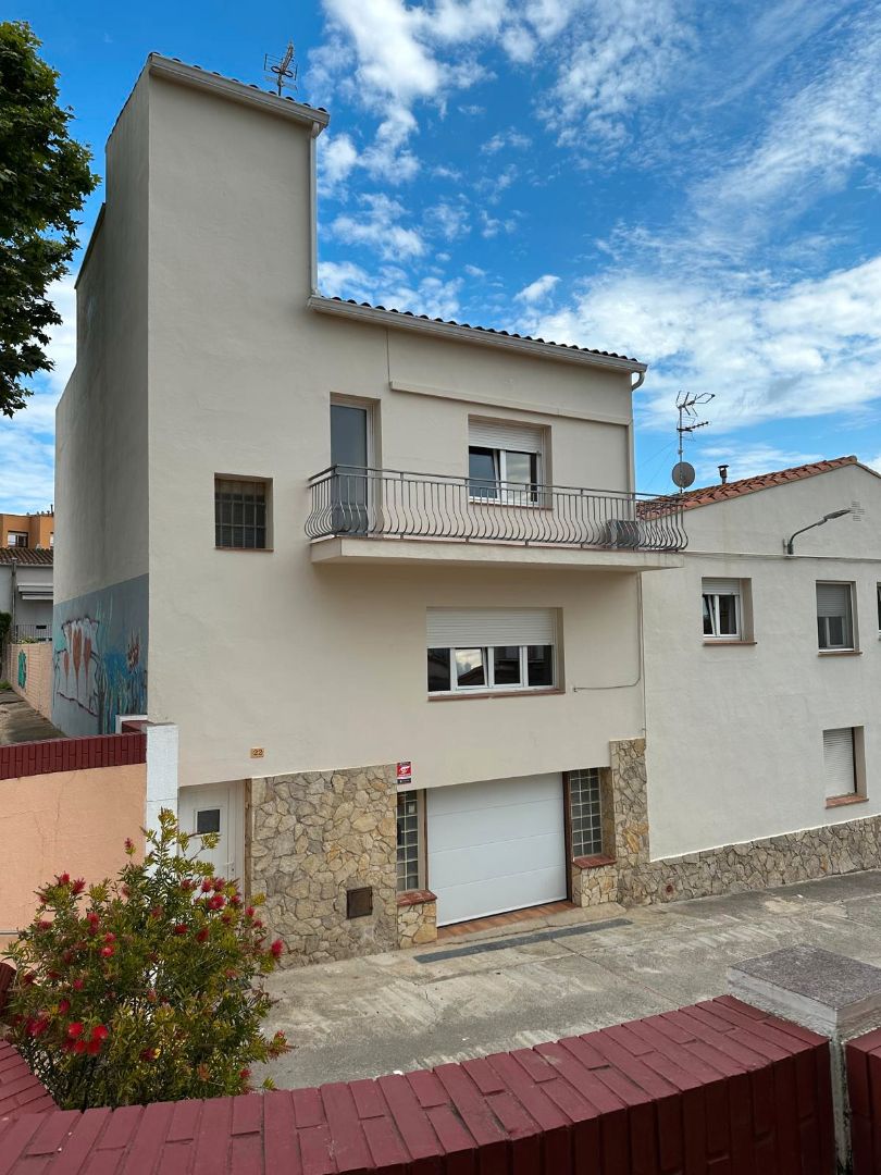 Vista exterior de Casa adosada en venda en Torroella de Montgrí amb Aire condicionat, Terrassa i Traster