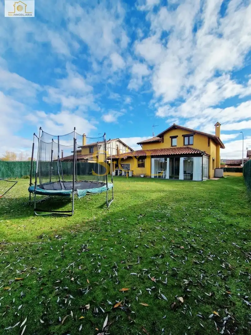 Jardín de Casa o chalet en venta en Villaquilambre con Calefacción, Jardín privado y Parquet