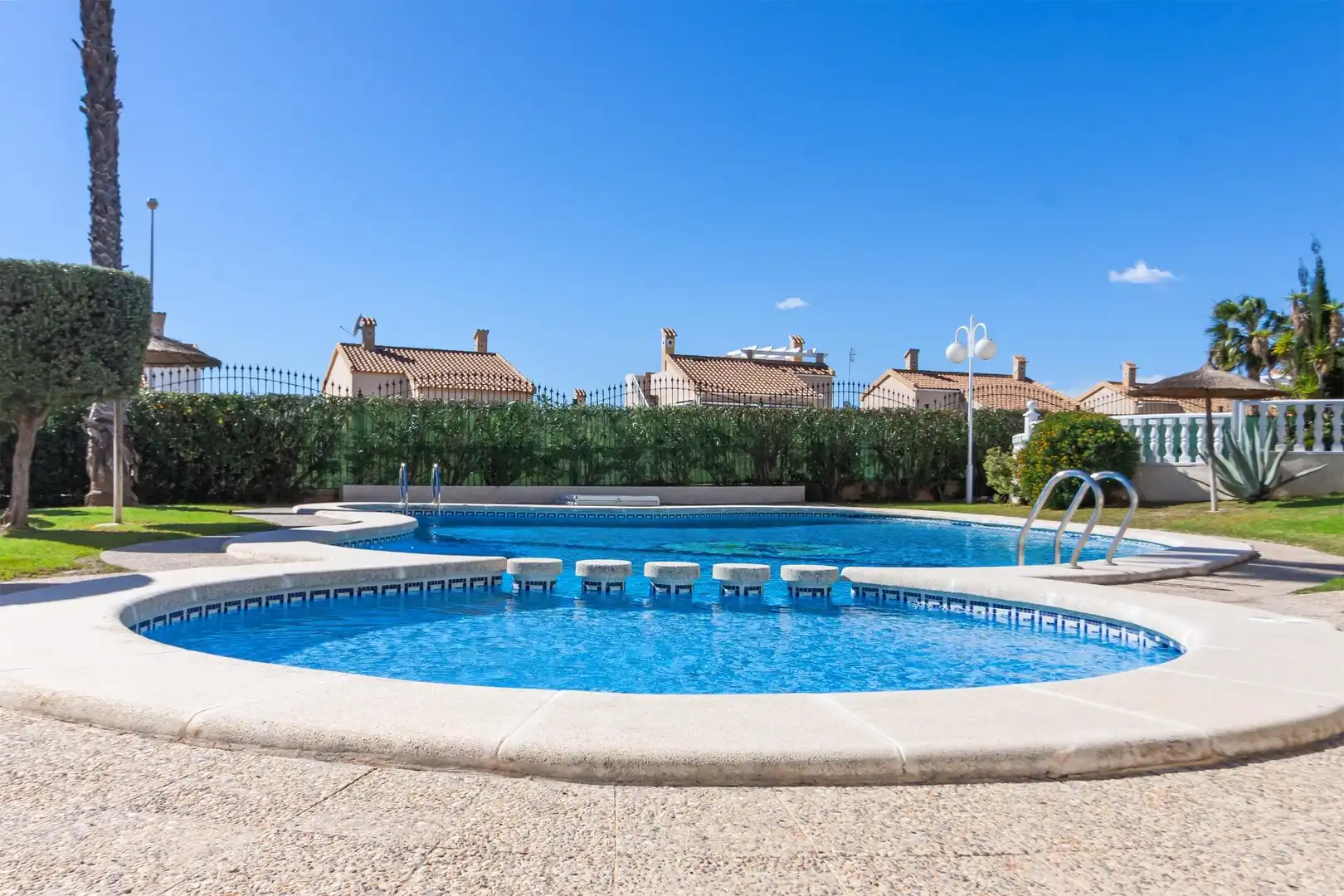 Piscina de Casa o xalet en venda en Orihuela amb Aire condicionat, Calefacció i Jardí privat