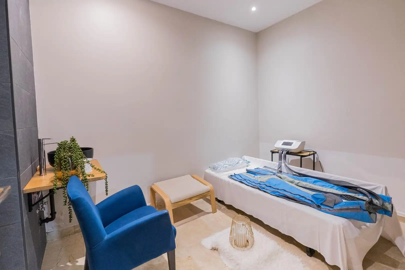 Bedroom of Flat for sale in Benahavís  with Air Conditioner, Heating and Private garden
