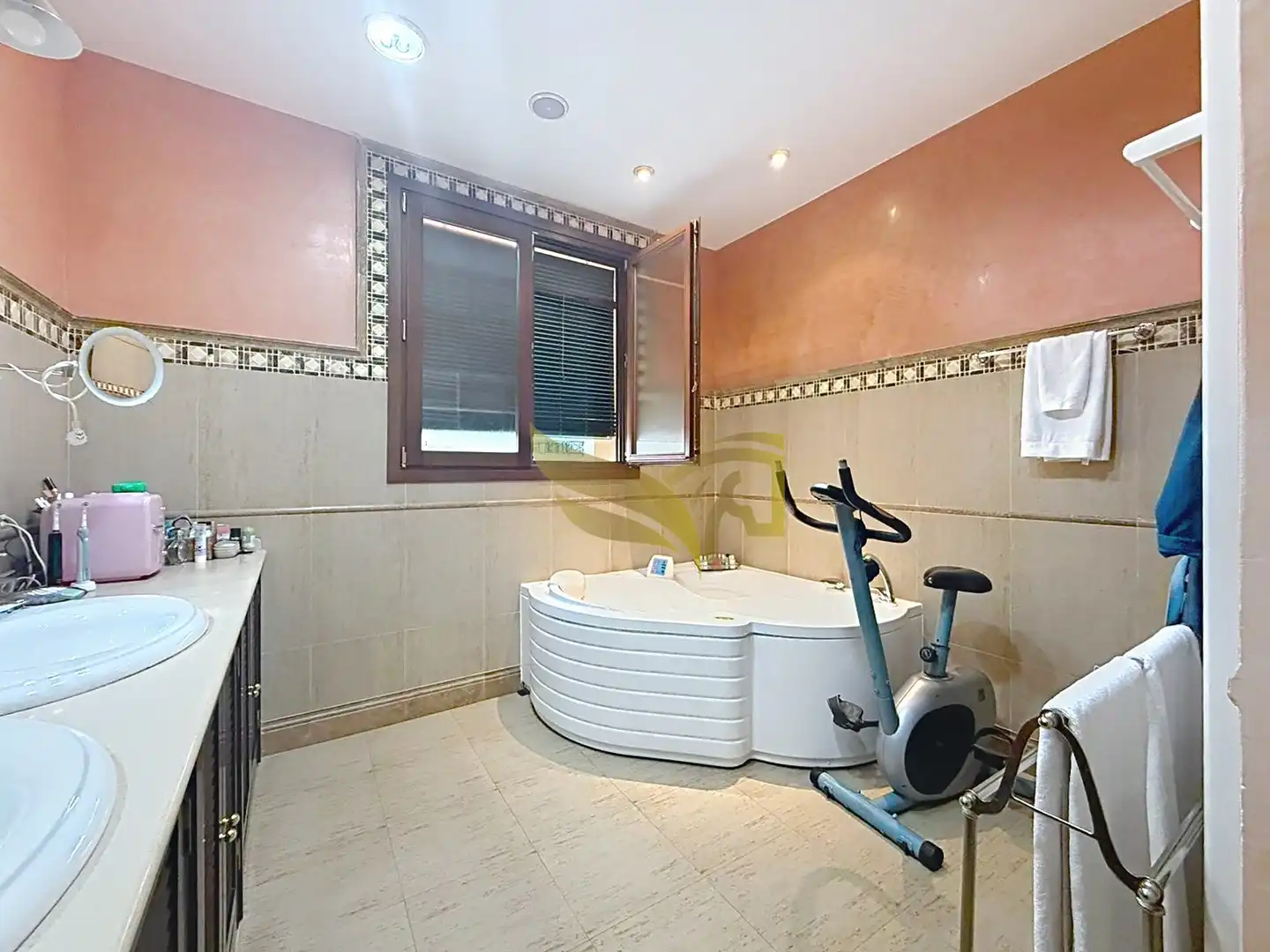 Badezimmer von Einfamilien-Reihenhaus zum Verkauf in Sevilla mit Klimaanlage, Heizung und Privatgarten