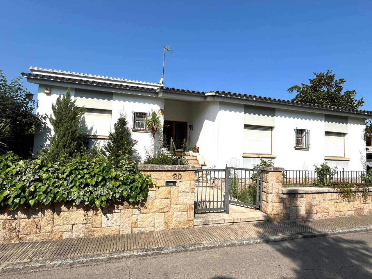 Vista exterior de Casa o xalet en venda en Girona Capital amb Aire condicionat, Calefacció i Jardí privat