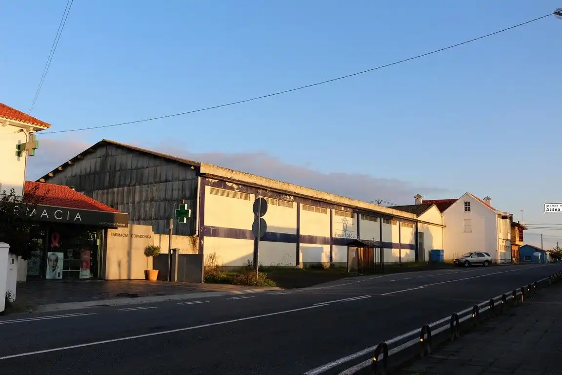 Vista exterior de Nau industrial de lloguer en Valdoviño