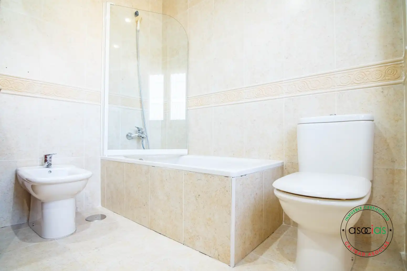 Baño de Casa adosada en venta en Grado con Calefacción, Jardín privado y Parquet