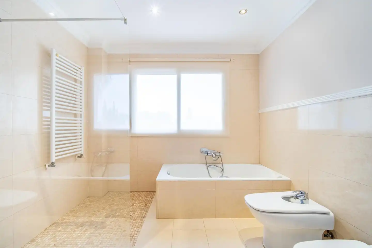 Badezimmer von Haus oder Chalet zum Verkauf in Bétera mit Klimaanlage, Heizung und Privatgarten