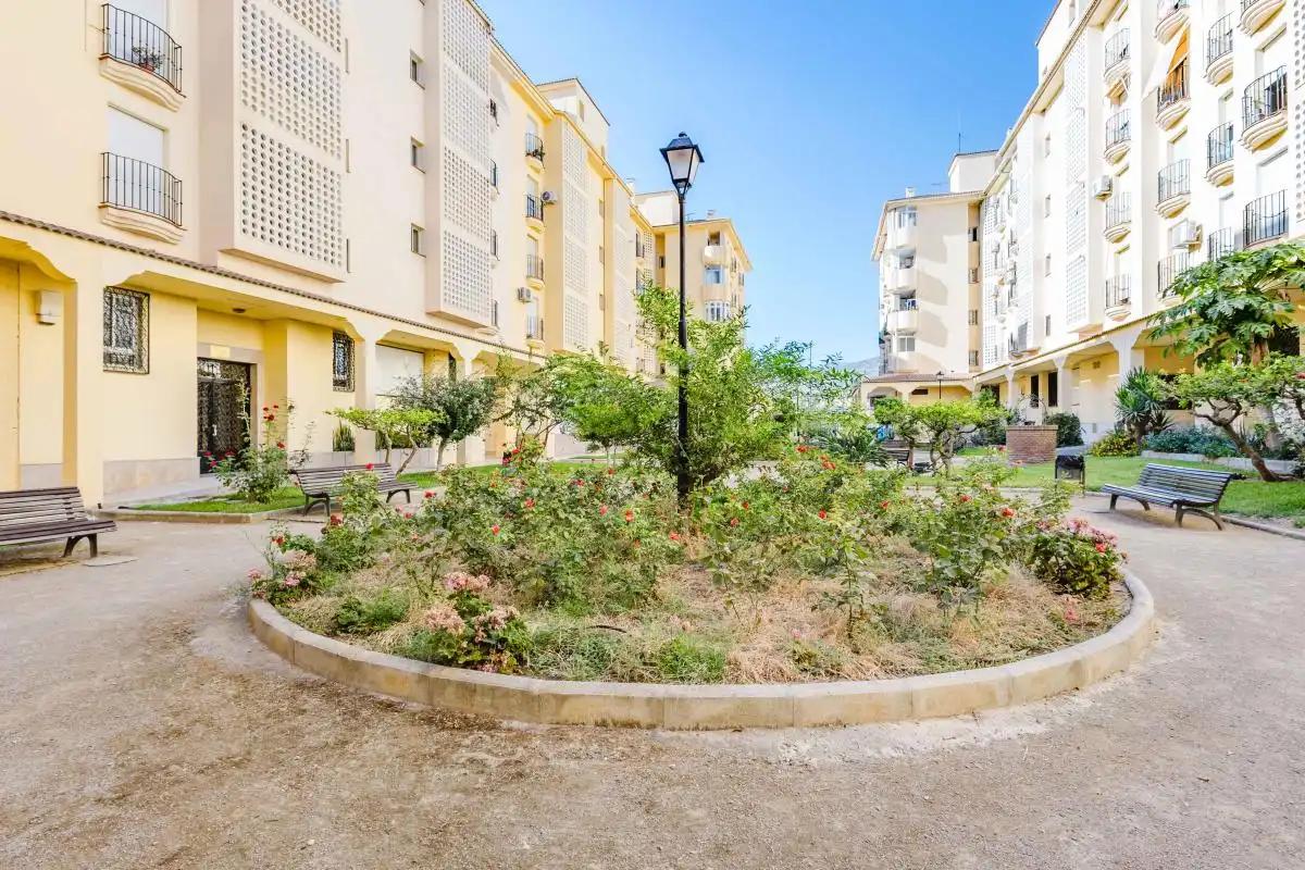 Vista exterior de Pis en venda en Vélez-Málaga amb Aire condicionat, Calefacció i Jardí privat