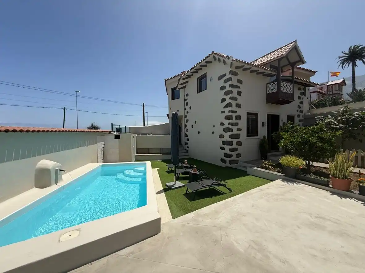 Vista exterior de Casa o xalet en venda en La Orotava amb Terrassa