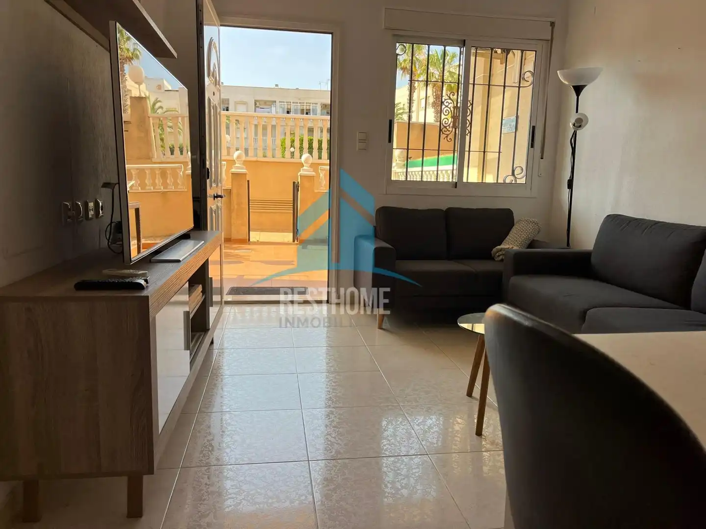 Vista exterior de Apartament en venda en Torrevieja amb Aire condicionat, Jardí privat i Terrassa