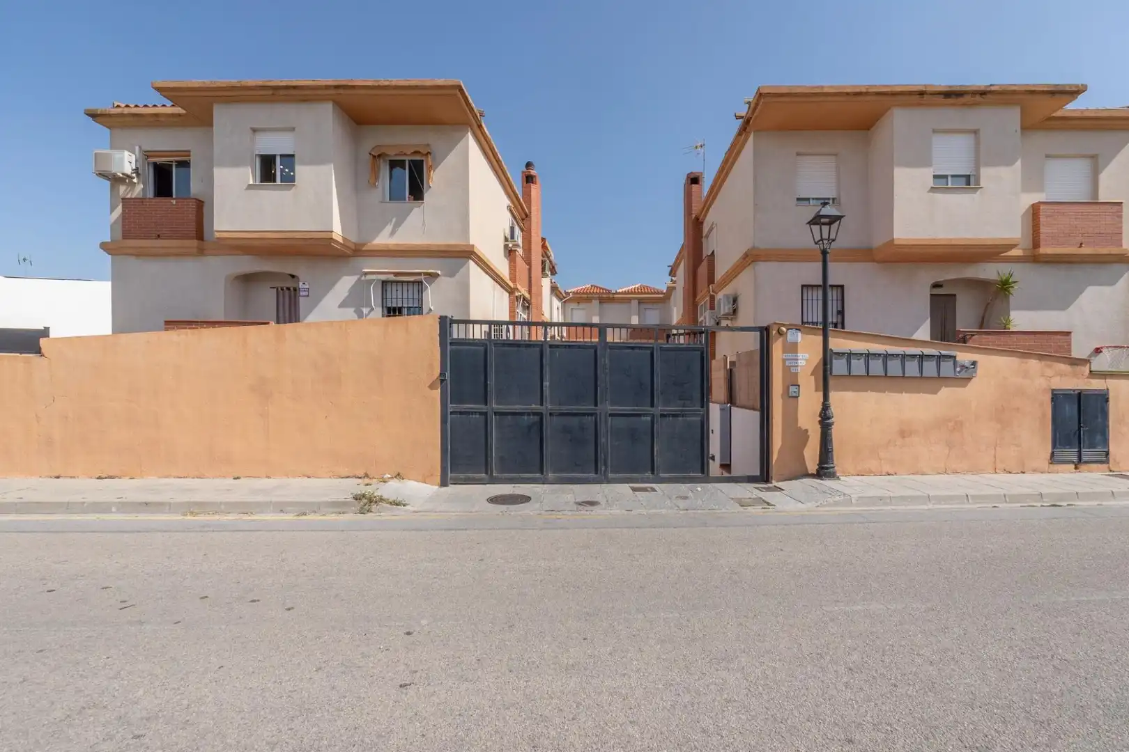 Außenansicht von Einfamilien-Reihenhaus zum Verkauf in Ogíjares mit Klimaanlage, Heizung und Terrasse