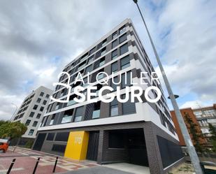 Vista exterior de Pis de lloguer en Móstoles amb Terrassa i Piscina