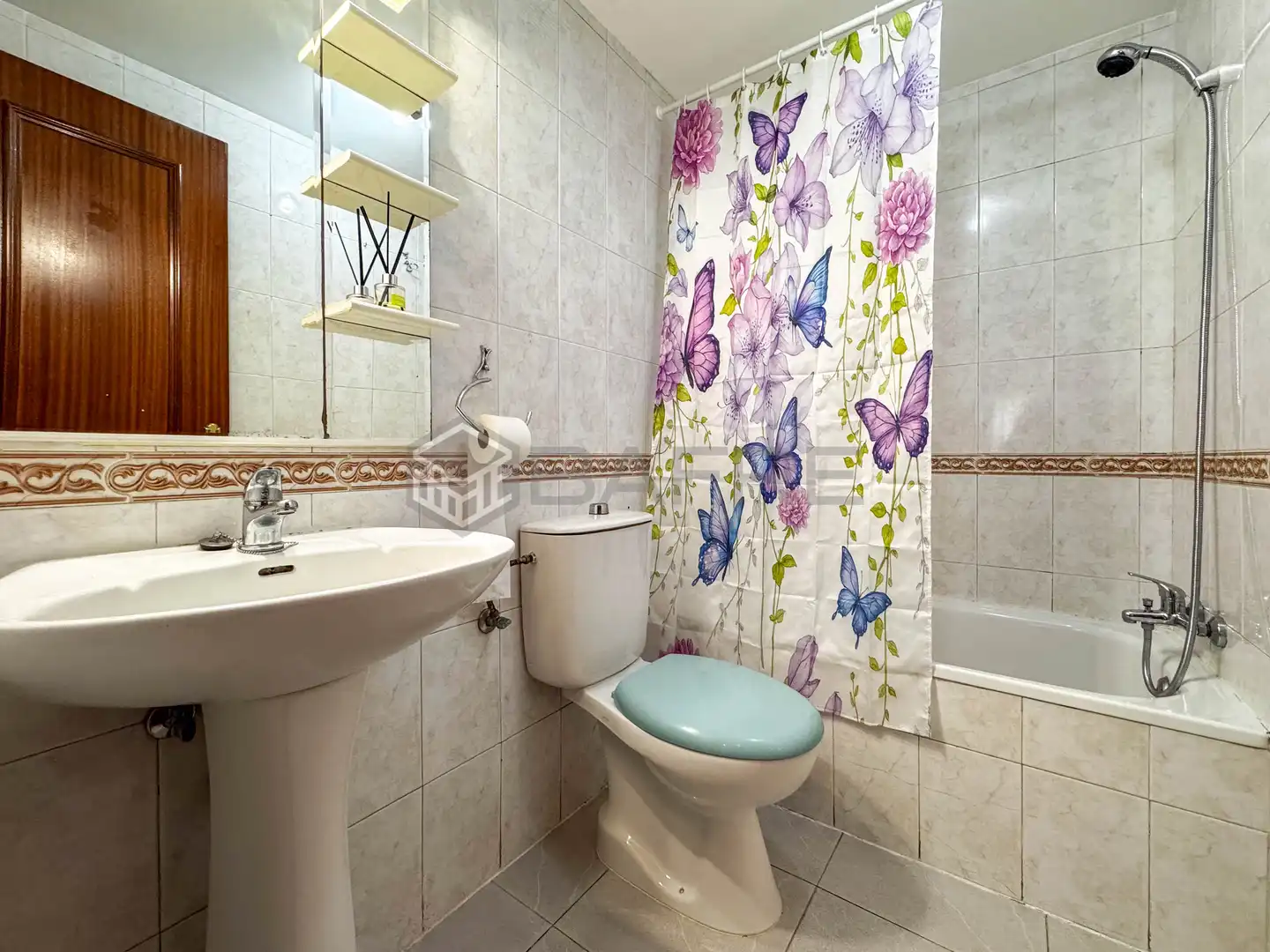 Bathroom of Flat for sale in Madrid