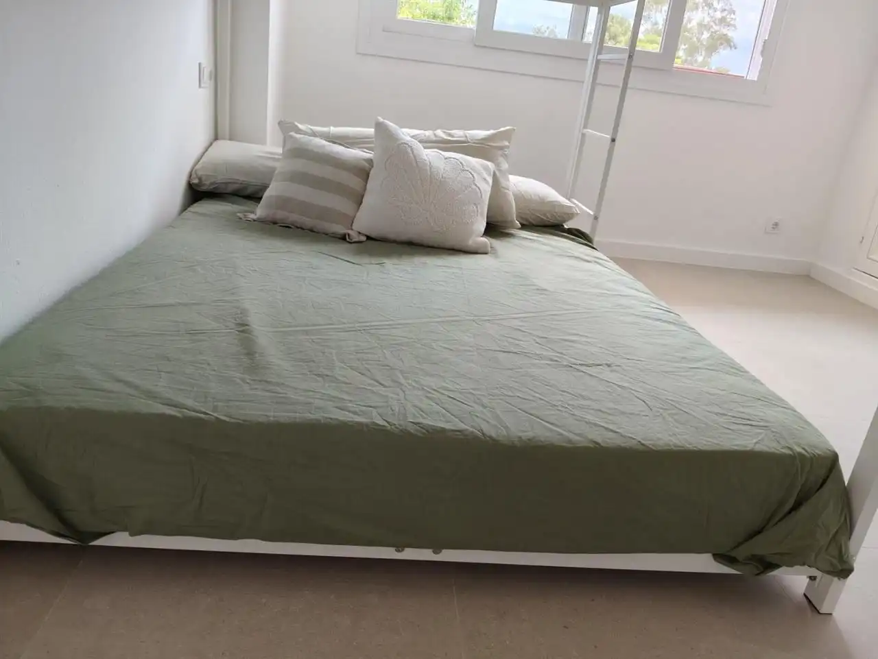 Schlafzimmer von Erdgeschoss zum Verkauf in Roses mit Schwimmbad und Möbliert