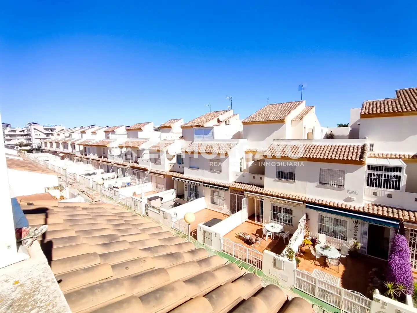 Vista exterior de Casa adosada en venda en Orihuela amb Aire condicionat, Calefacció i Jardí privat