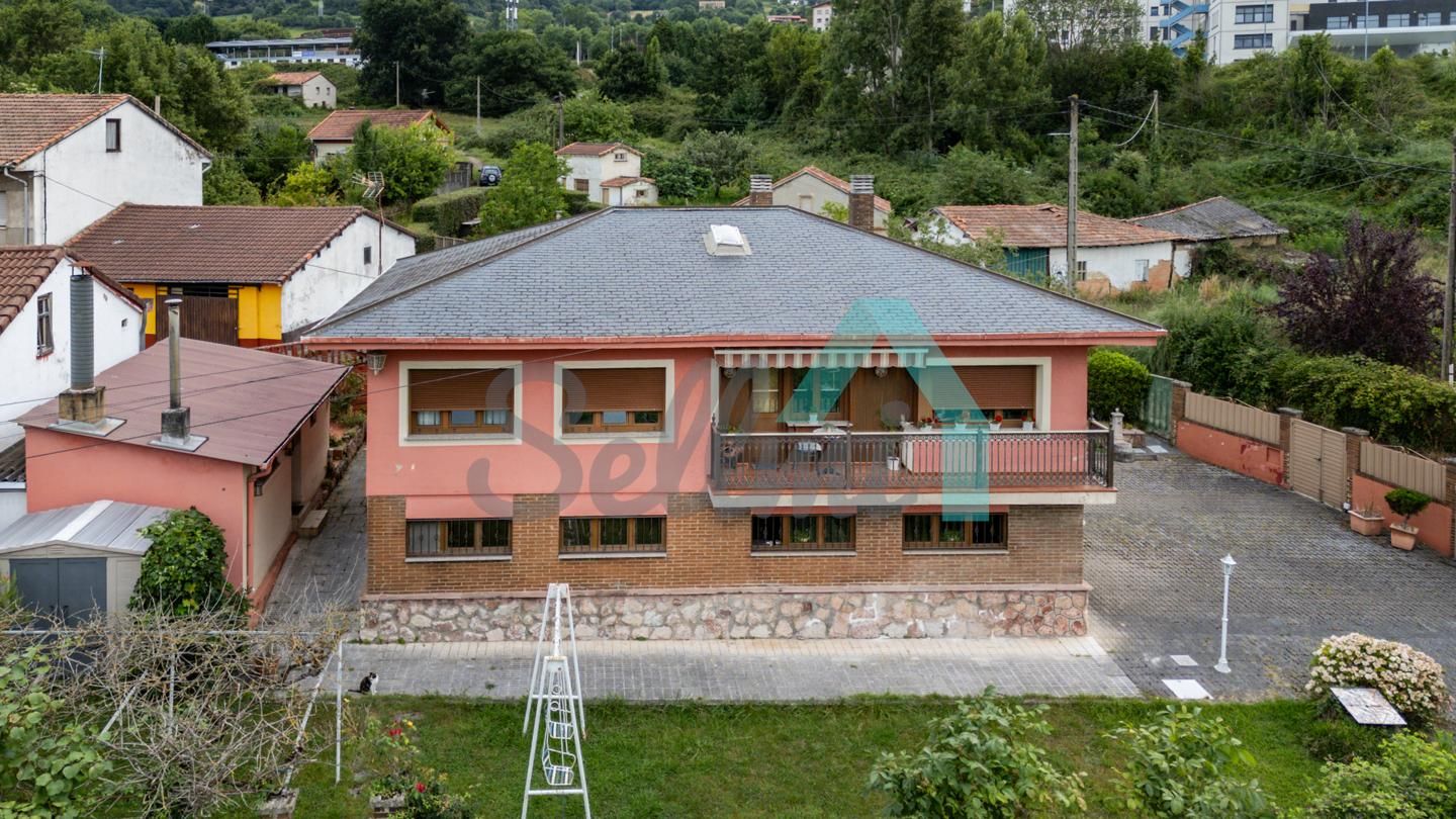 Vista exterior de Casa o xalet en venda en Oviedo  amb Calefacció, Jardí privat i Terrassa