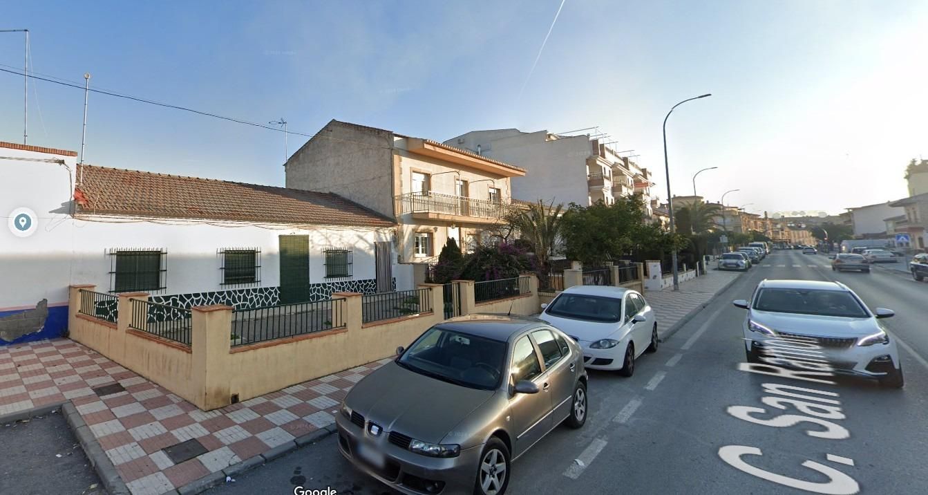 Vista exterior de Casa o xalet en venda en Churriana de la Vega amb Jardí privat