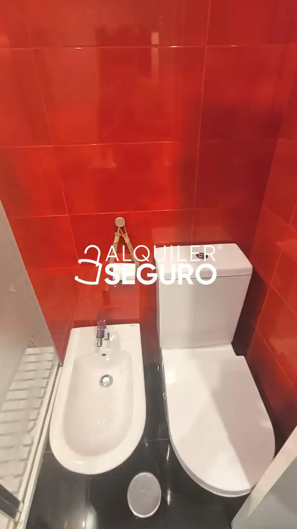 Badezimmer von Wohnung zur Miete in Dos Hermanas mit Klimaanlage, Terrasse und Schwimmbad