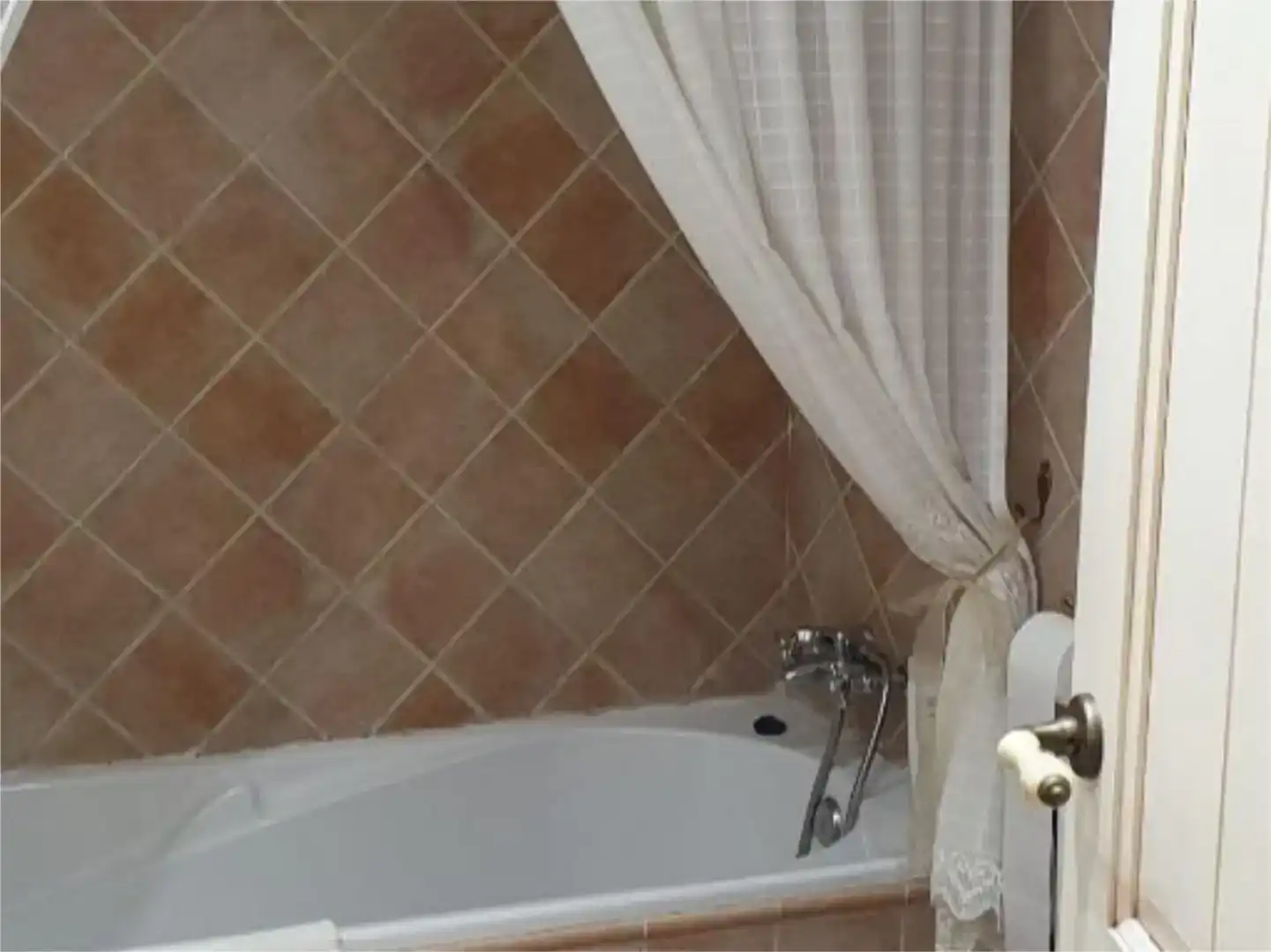 Bany de Casa adosada en venda en Sevilla amb Aire condicionat, Piscina i Moblat