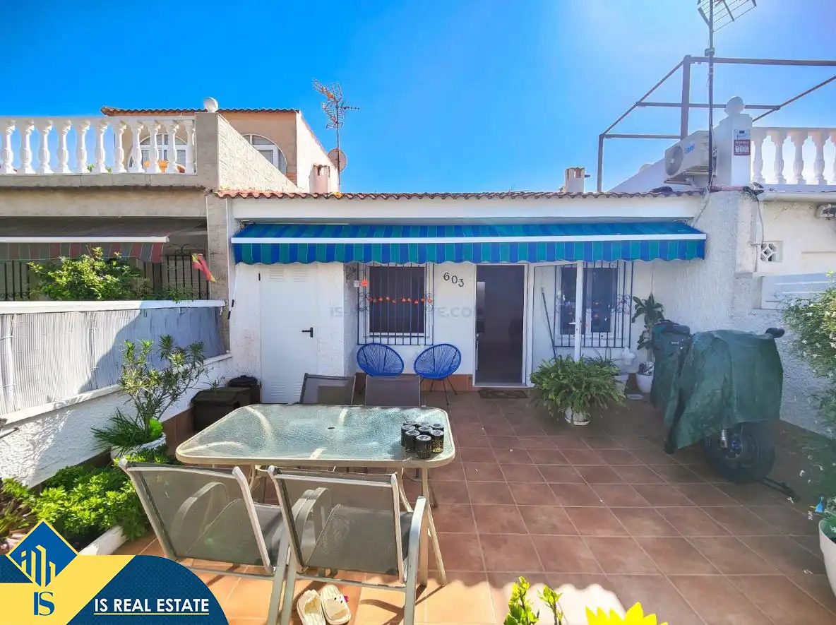 Vista exterior de Casa adosada en venta en Torrevieja con Aire acondicionado, Calefacción y Jardín privado