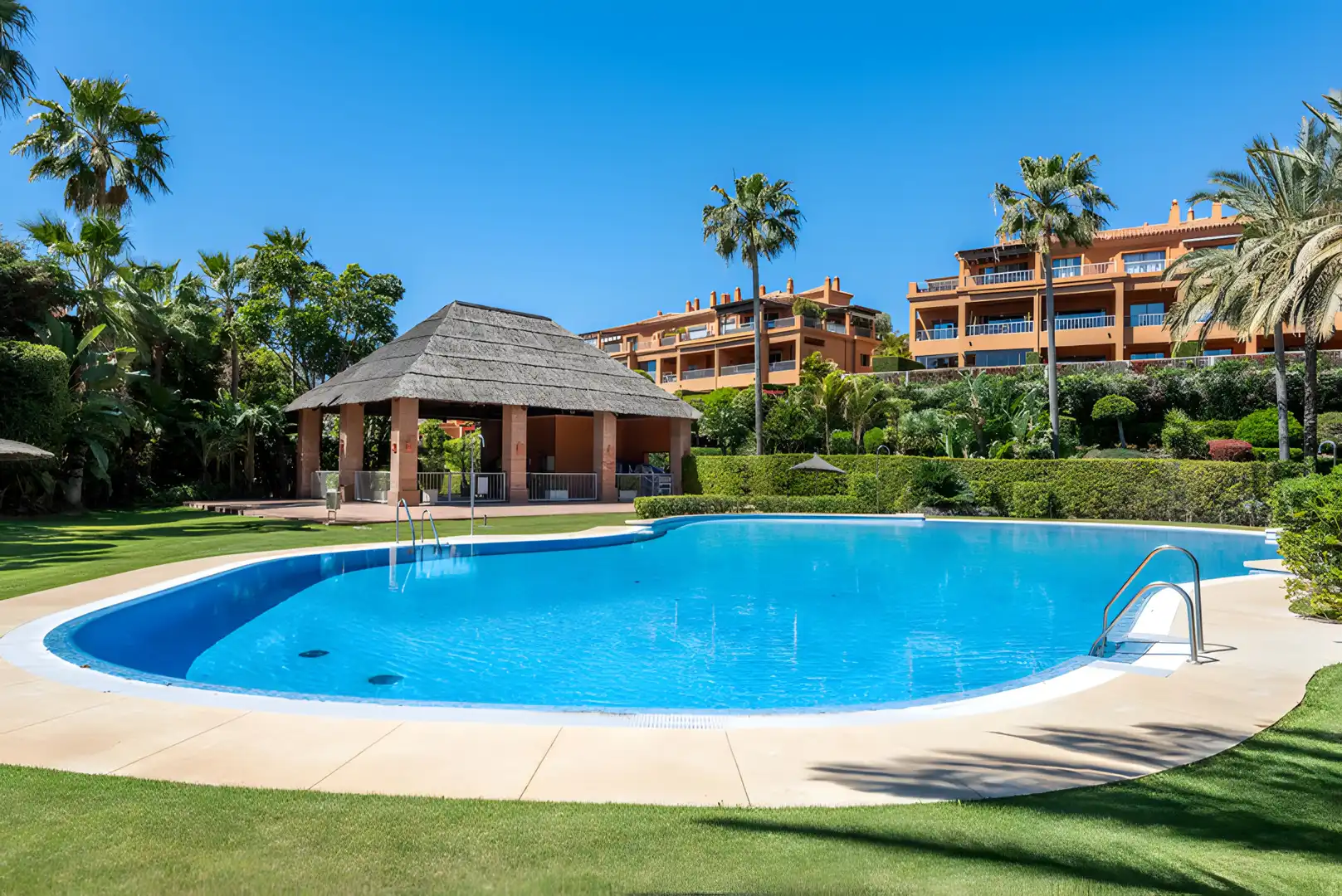 Piscina de Apartament en venda en Estepona amb Aire condicionat, Terrassa i Traster