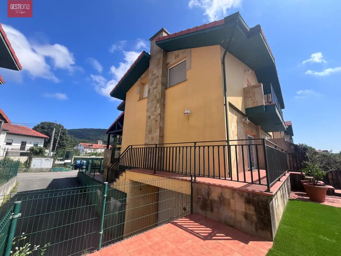 Vista exterior de Casa adosada en venda en Arnuero amb Calefacció, Jardí privat i Terrassa