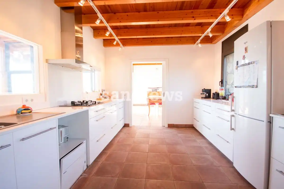 Küche von Country house zum Verkauf in Darnius mit Klimaanlage, Heizung und Privatgarten
