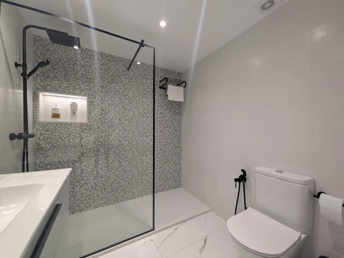 Bathroom of Flat for sale in Córdoba  with Air Conditioner, Terrace and Furnished