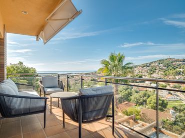 Maison jumelée avec balcon à vendre à Carrer Veneçuela