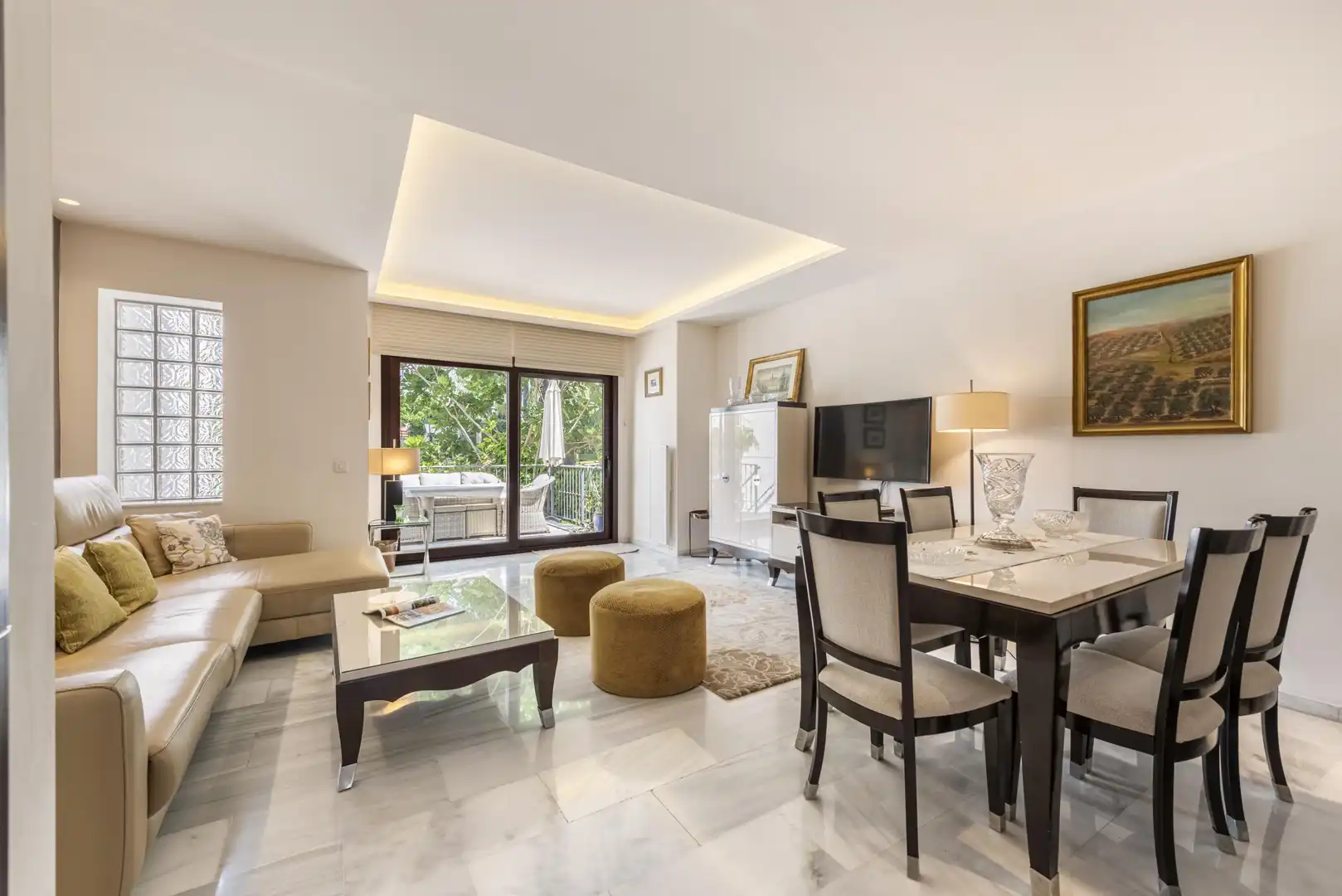Sala de estar de Casa adosada en venta en Marbella con Jardín privado, Terraza y Amueblado