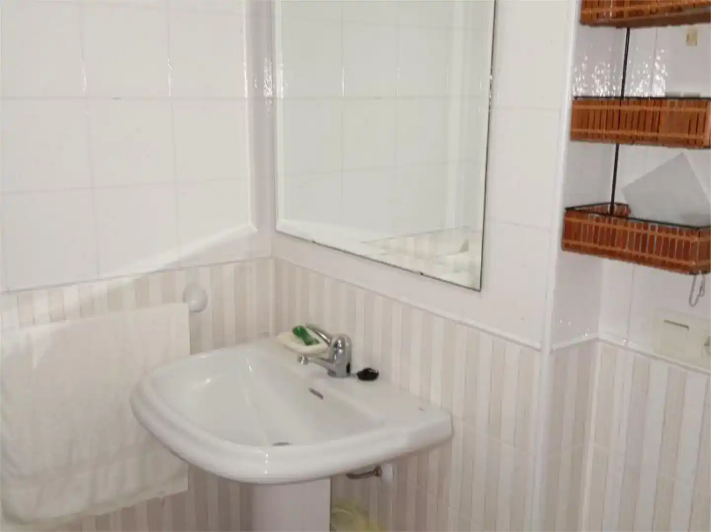 Badezimmer von Wohnung zur Miete in Mazagón mit Klimaanlage, Privatgarten und Schwimmbad