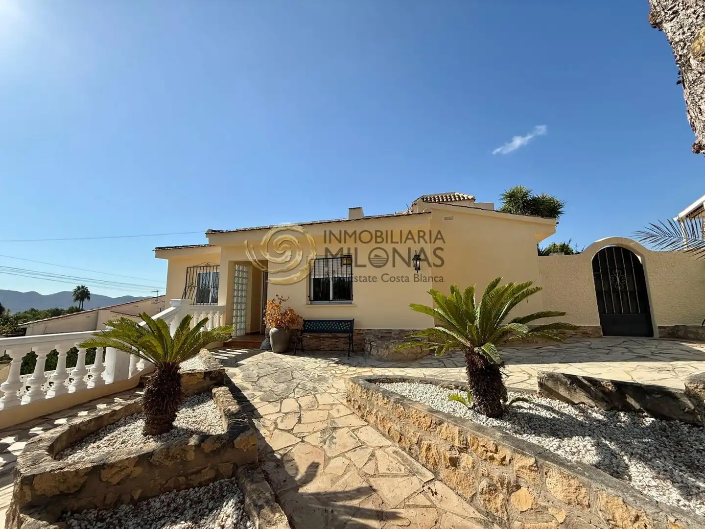 Vista exterior de Casa o xalet en venda en La Nucia amb Aire condicionat, Jardí privat i Terrassa