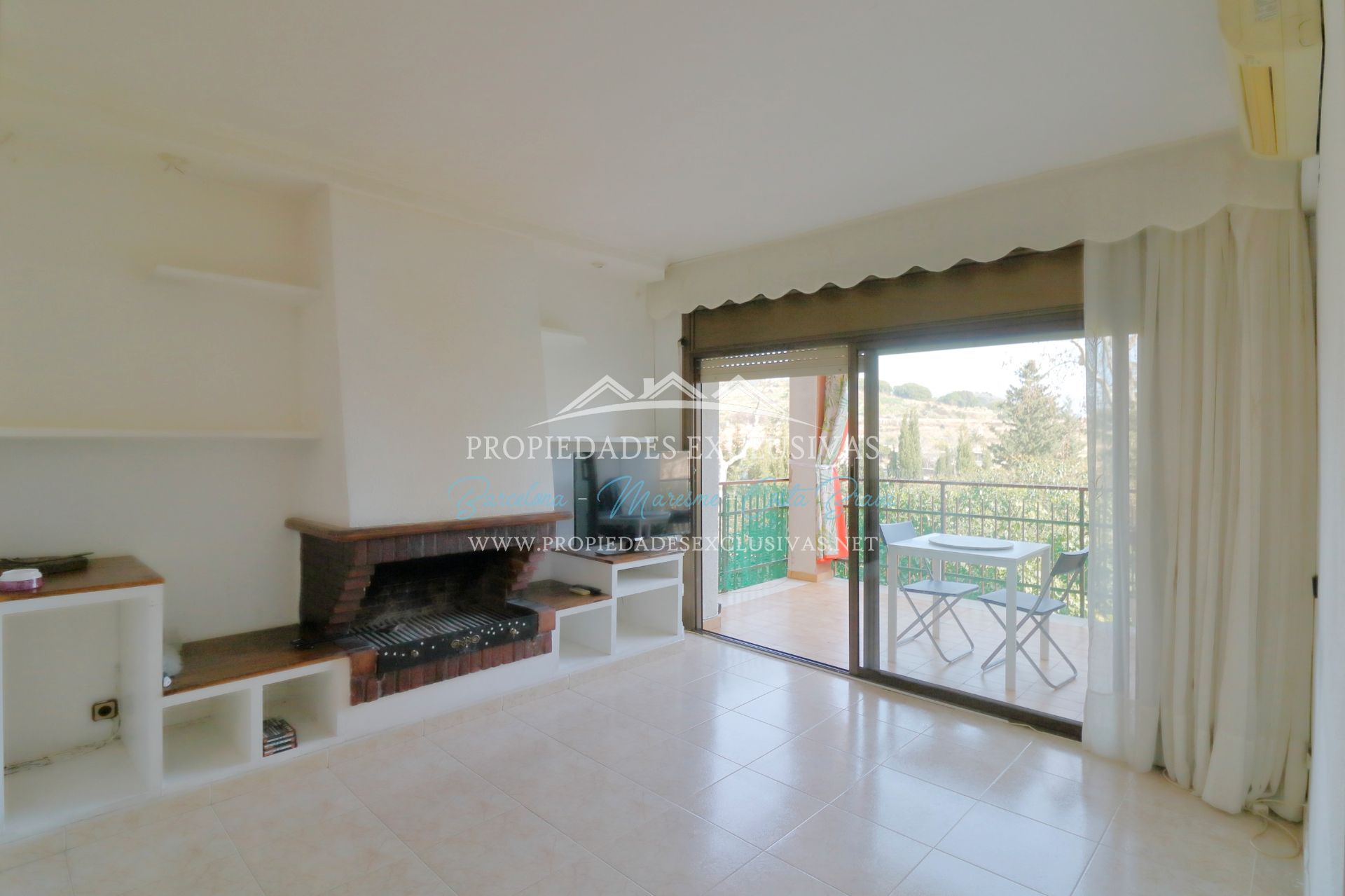 Wohnzimmer von Erdgeschoss zum Verkauf in Tiana mit Klimaanlage, Heizung und Terrasse