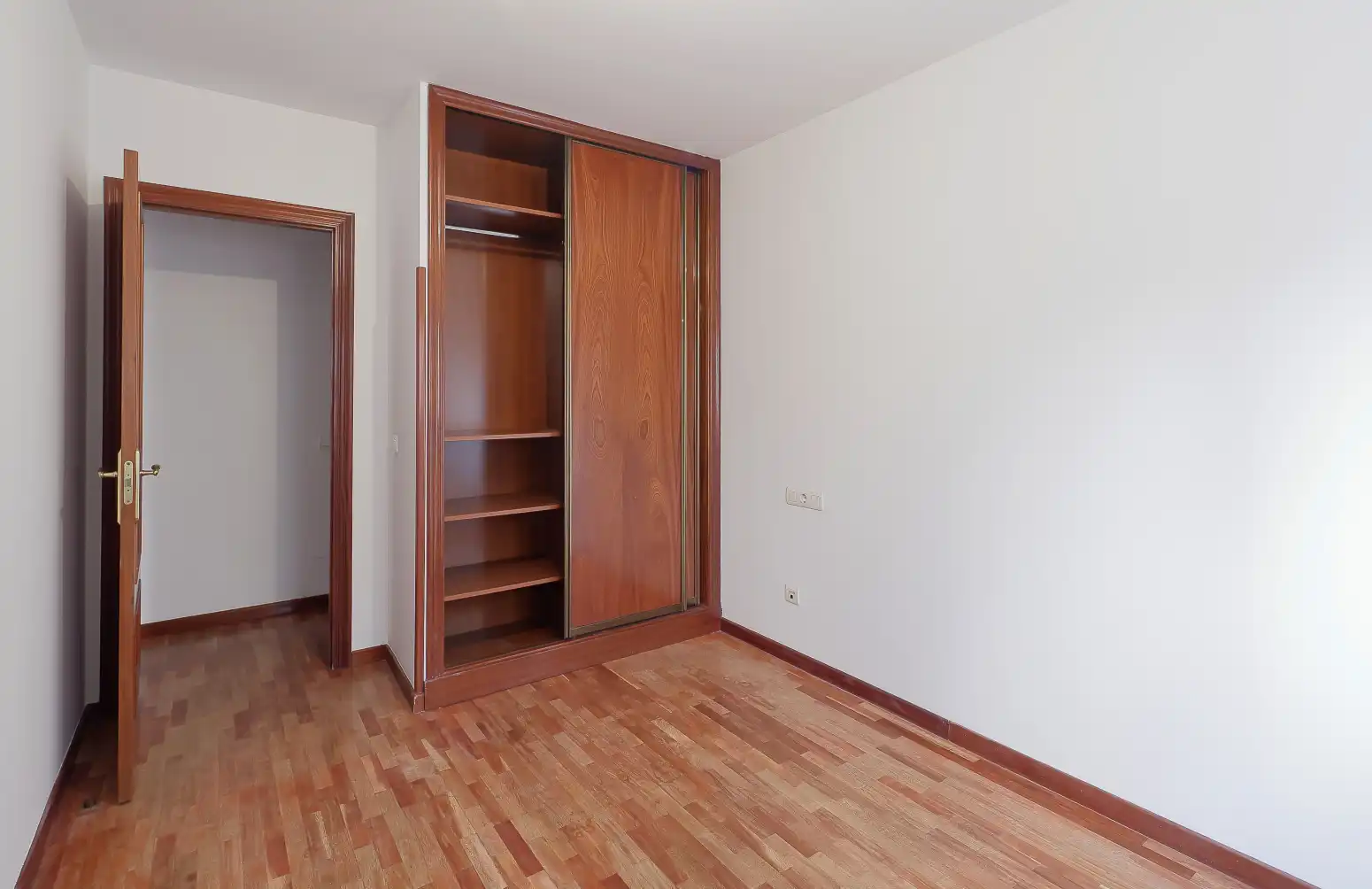 Dormitori de Pis en venda en Gijón  amb Calefacció, Parquet i Traster
