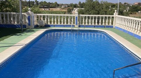 Imponente Chalet Individual en Urbanización Las Rocas Almendralejo con Piscina y Jardín
