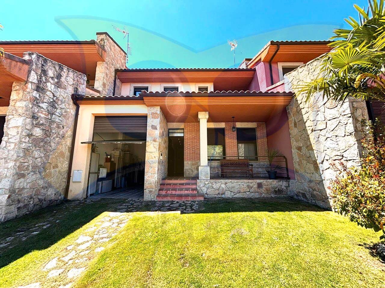 Vista exterior de Casa o xalet en venda en San Miguel de Valero amb Jardí privat, Terrassa i Moblat