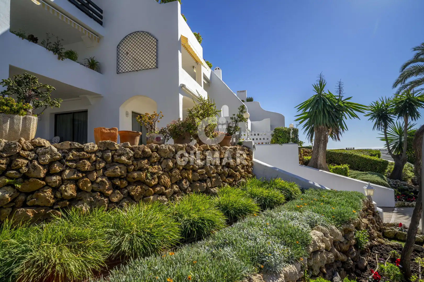 Außenansicht von Einfamilien-Reihenhaus zum Verkauf in Marbella mit Heizung, Privatgarten und Schwimmbad