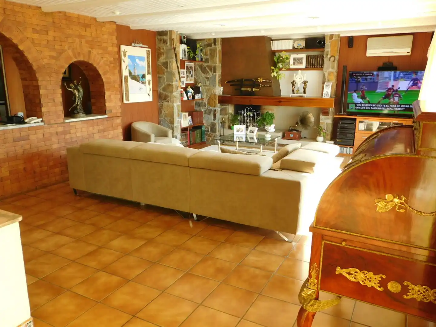 Sala d'estar de Casa o xalet en venda en Roses amb Aire condicionat, Jardí privat i Terrassa