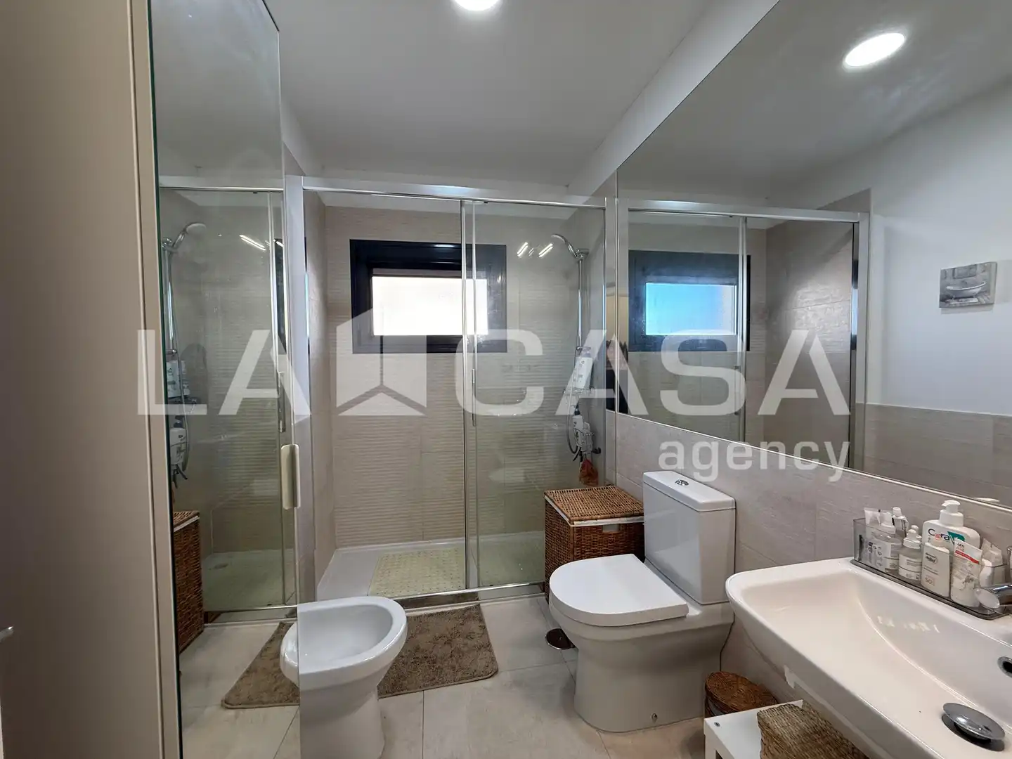 Baño de Casa adosada en venta en Dos Hermanas con Aire acondicionado y Piscina