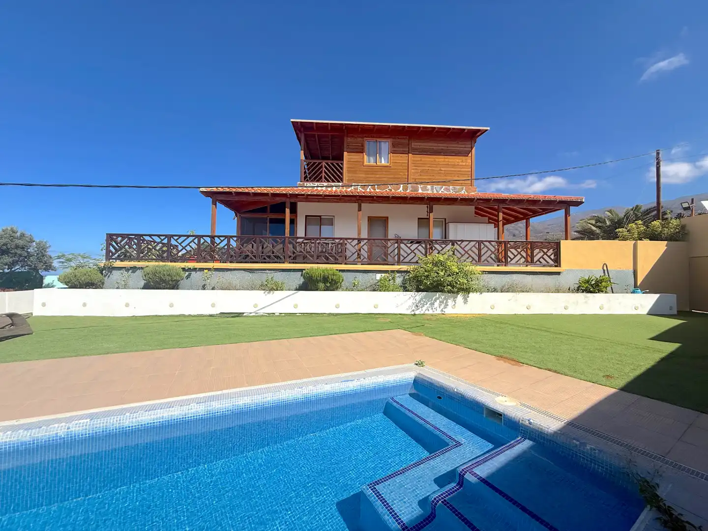 Vista exterior de Casa o xalet en venda en Adeje amb Aire condicionat, Jardí privat i Terrassa