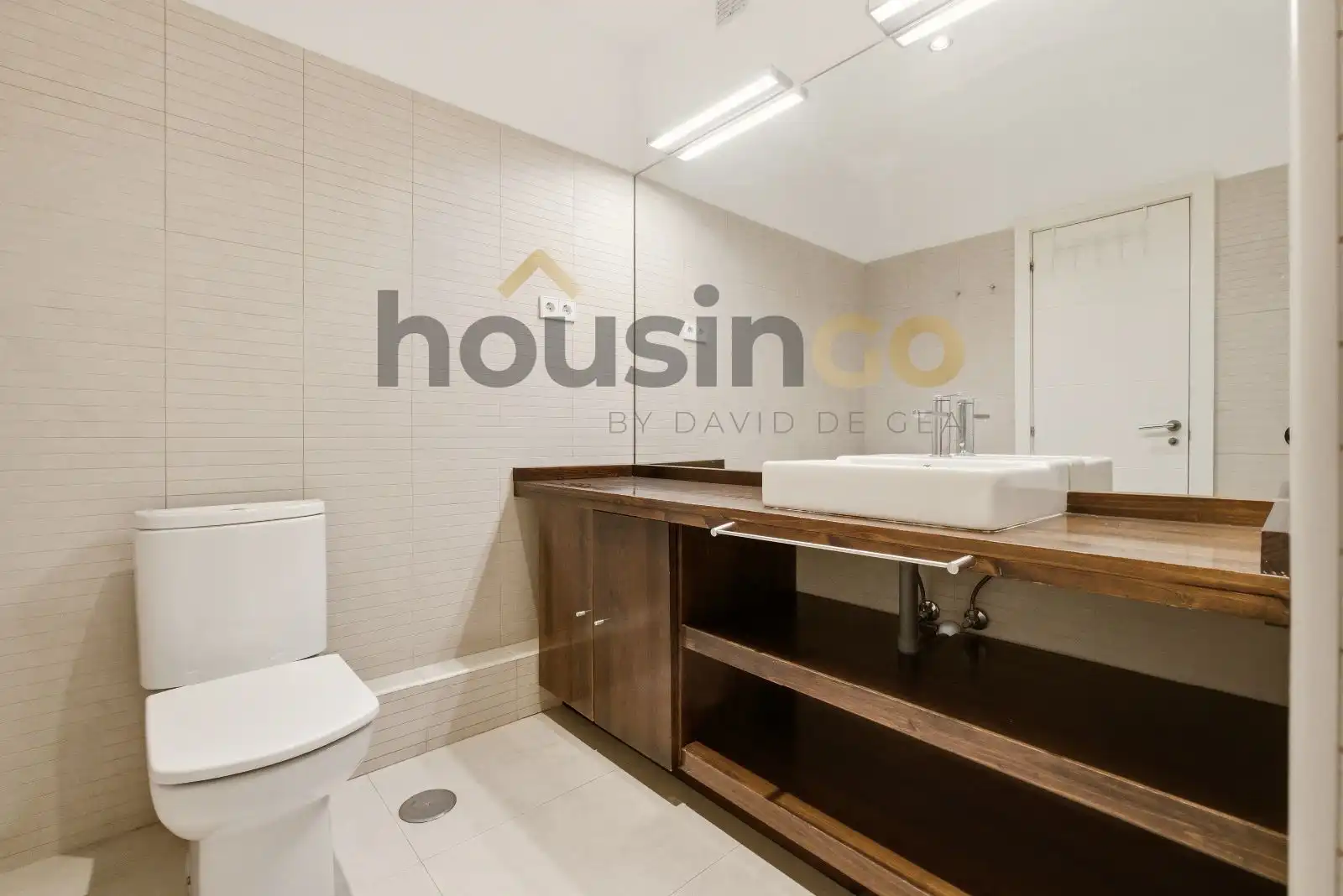 Bathroom of Flat for sale in Madrid  with Air Conditioner, Heating and Storage room